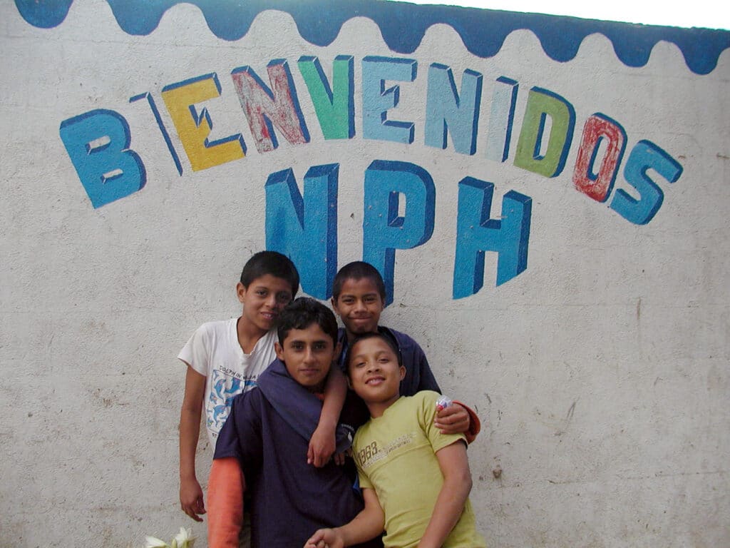 Vier Kinder vor dem NPH Kinderdorf Guatemala