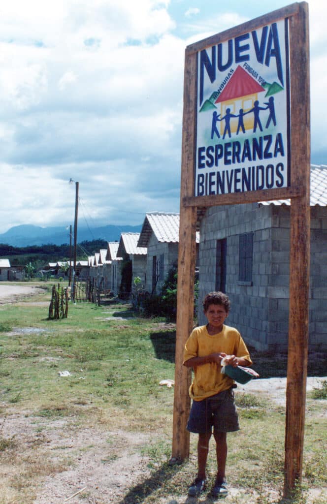 Ein Kind vor dem NPH Kinderdorf in Honduras, Esperanza