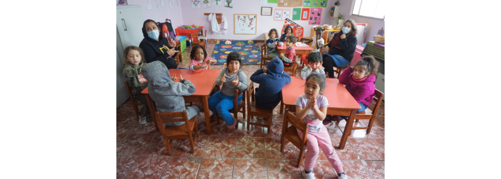 Kinder sitzen in der Kindertagesstätte von NPH.